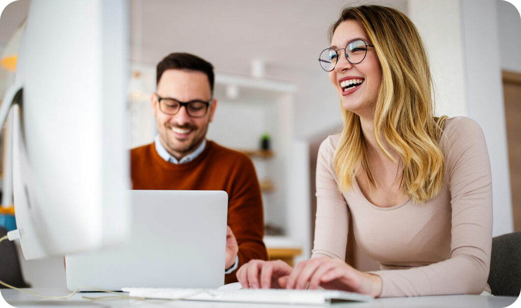 Über uns - Frau und Mann lächeln